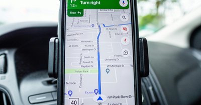 Nawigacja GPS czy aplikacje mobilne - co wybrać w 2026?