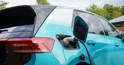 Ranking zasięgu aut elektrycznych 2025 - które modele jadą najdalej?