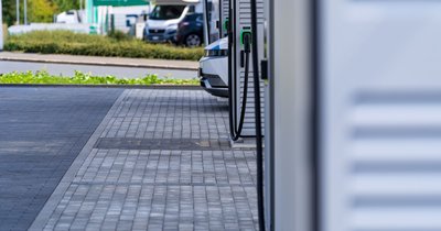 Ile kosztuje przejechanie 100 km autem elektrycznym vs spalinowym?